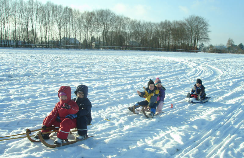 Bauernhofurlaub im Schnee: Schlitten fahren für KInder im Winter
