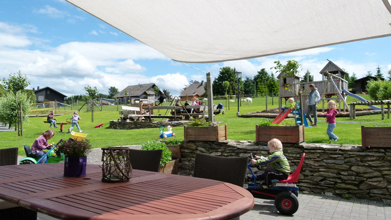 Kinder auf dem Spielplatz auf unserem Bauernhof in der Eifel