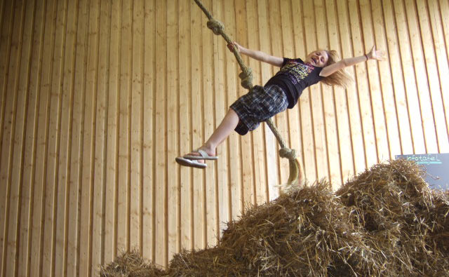 Strohscheune zum Spielen für Kinder im Stroh